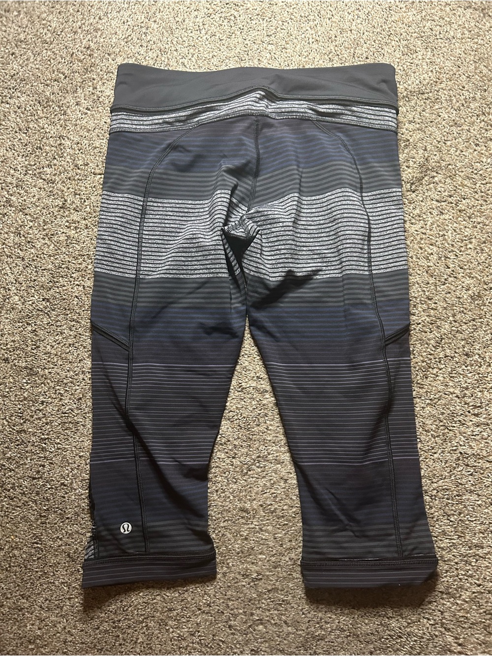 Lululemon 🦄 Om Stripe Passion Crop II🦄 Size 8